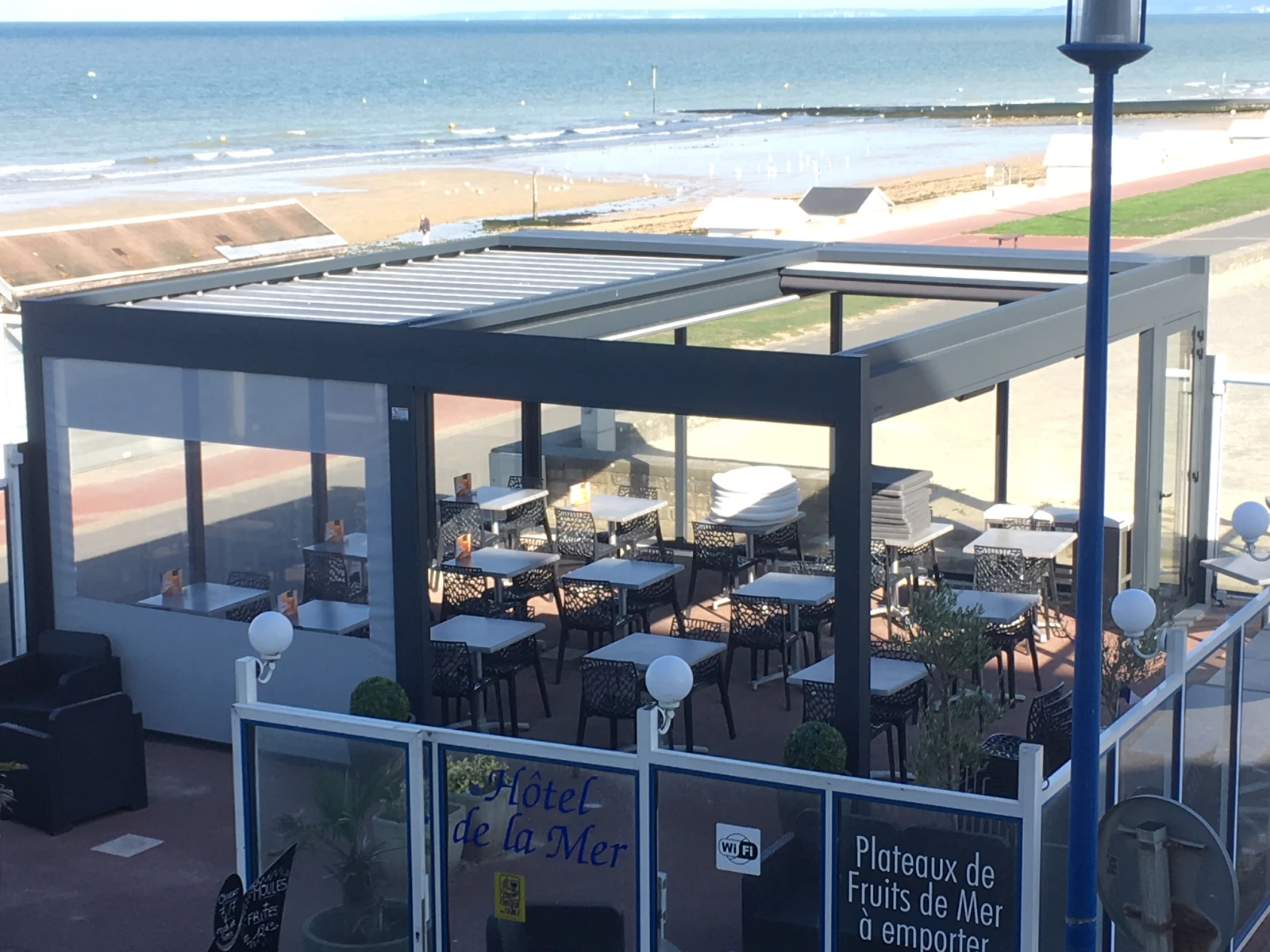 Pergola sur terrasse d'hôtel en bord de mer