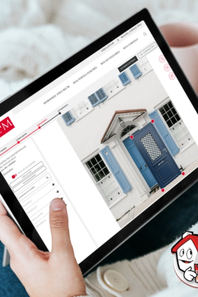 Tablette affichant simulateur Bel'M de porte d'entrée avec façade maison et menuiseries