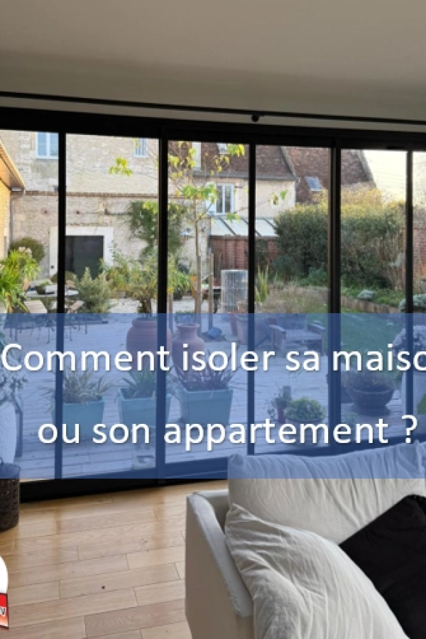 Salon avec baie coulissante noire et bandeau texte Comment isoler sa maison ou son appartement