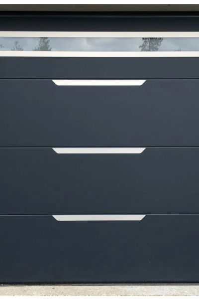Porte de garage sectionnelle anthracite avec bandeau vitré et inserts aluminium brossé décoratifs
