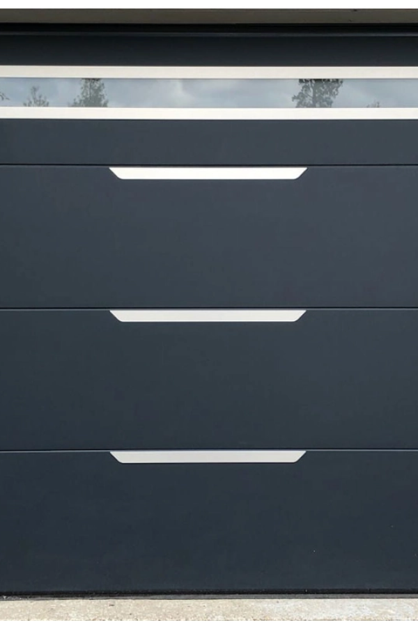 Porte de garage sectionnelle anthracite avec bandeau vitré et inserts aluminium brossé décoratifs
