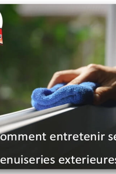 Main essuyant cadre de fenêtre blanc avec chiffon microfibre bleu - texte entretien menuiseries