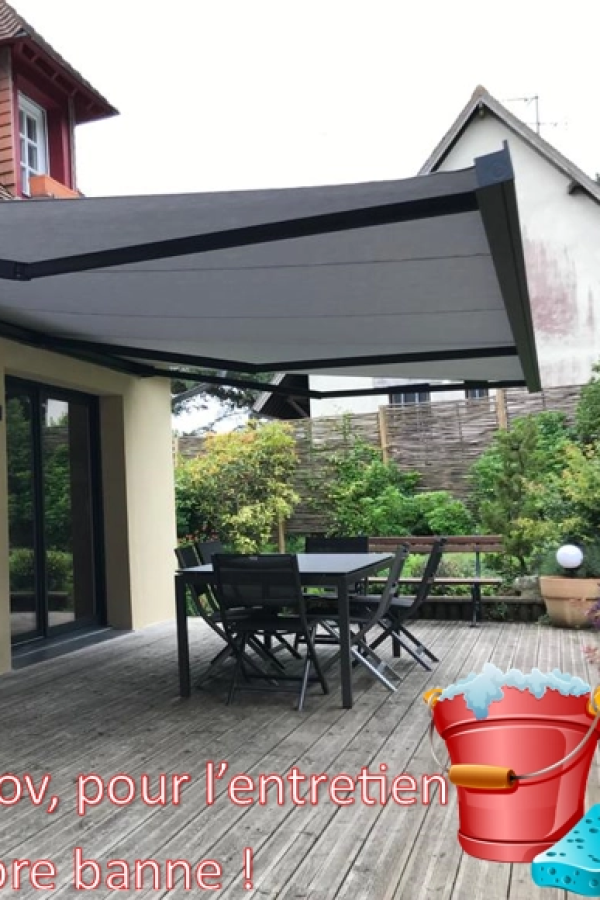 Store banne gris sur terrasse bois, table noire, pictos seau rouge et éponge bleue