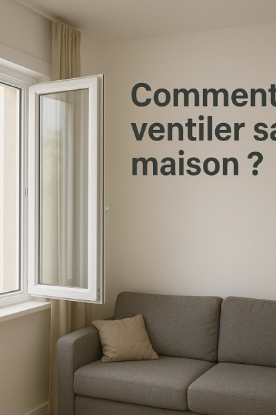 Fenêtre PVC grande ouverte sur mur beige avec texte Comment ventiler sa maison et canapé gris