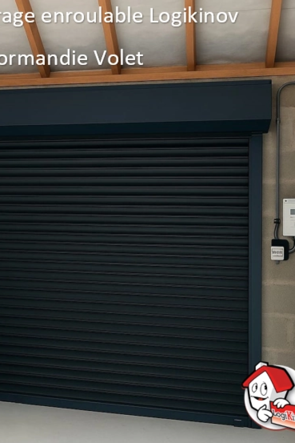 Porte de garage enroulable anthracite avec caisson dans garage parpaings et conduit électrique