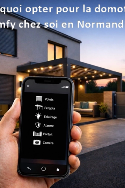 Smartphone appli Somfy volets pergola portail devant maison au crépuscule avec texte domotique