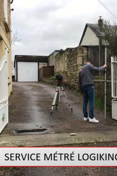 Métreur avec pige et niveau laser sur trépied devant portail blanc, bandeau Service Métré