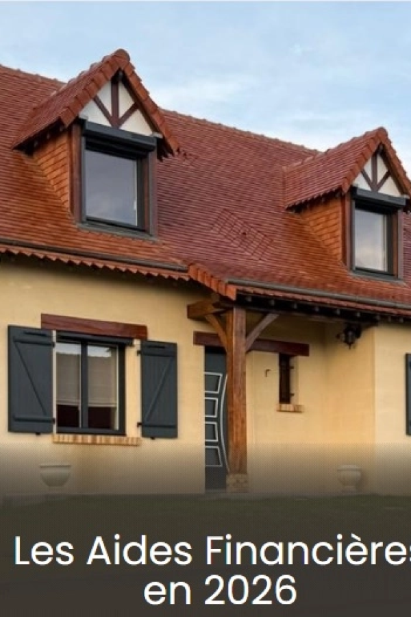 Façade maison tuiles rouges, volets gris et lucarnes - bandeau Les Aides Financières en 2026