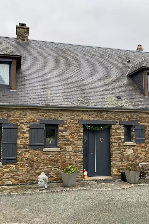 Maison pierre, porte et volets anthracite neufs, gravier devant et toit ardoise