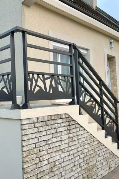 Garde-corps anthracite barres horizontales et panneau ajouré sur escalier béton et pierre