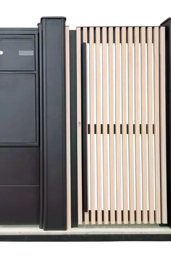 Portillon anthracite lames bois clair vertical avec boîte aux lettres intégrée sur pilier gris