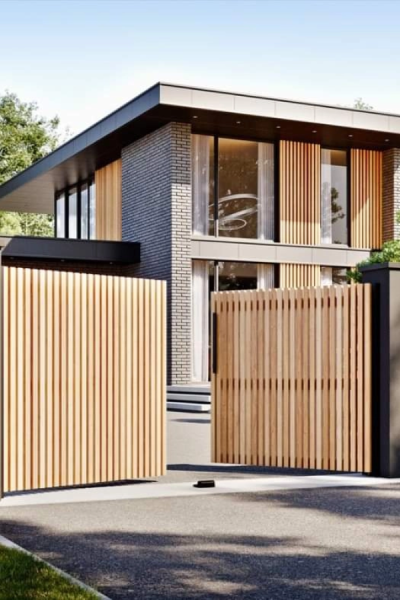 Portail bois vertical claire-voie ouvert devant maison contemporaine brique et baies