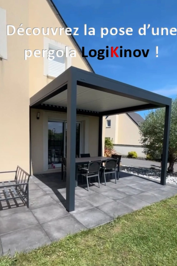 Pergola bioclimatique anthracite lames blanches sur terrasse carrelée avec salon de jardin