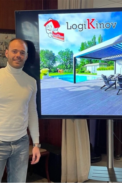 Technicien Steeve en col roulé blanc devant écran Logikinov montrant terrasse piscine et pergola