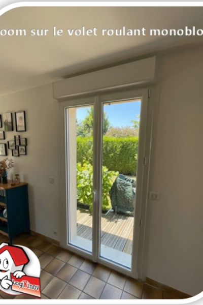 Porte-fenêtre blanche avec caisson volet roulant monobloc en tête - vue jardin - Logo Logikinov