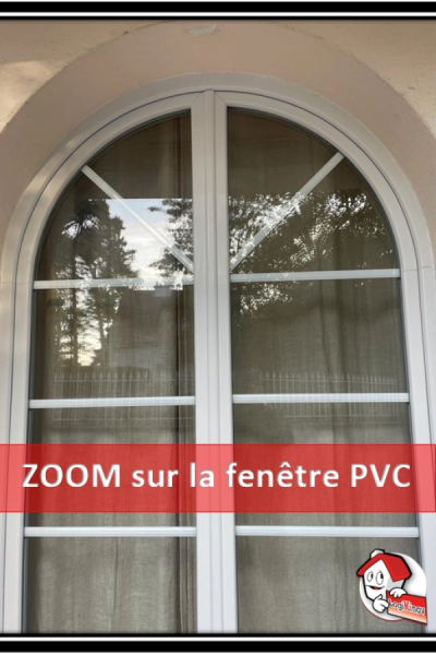 Gros plan fenêtre PVC blanche cintrée à croisillons - bandeau ZOOM sur la fenêtre PVC