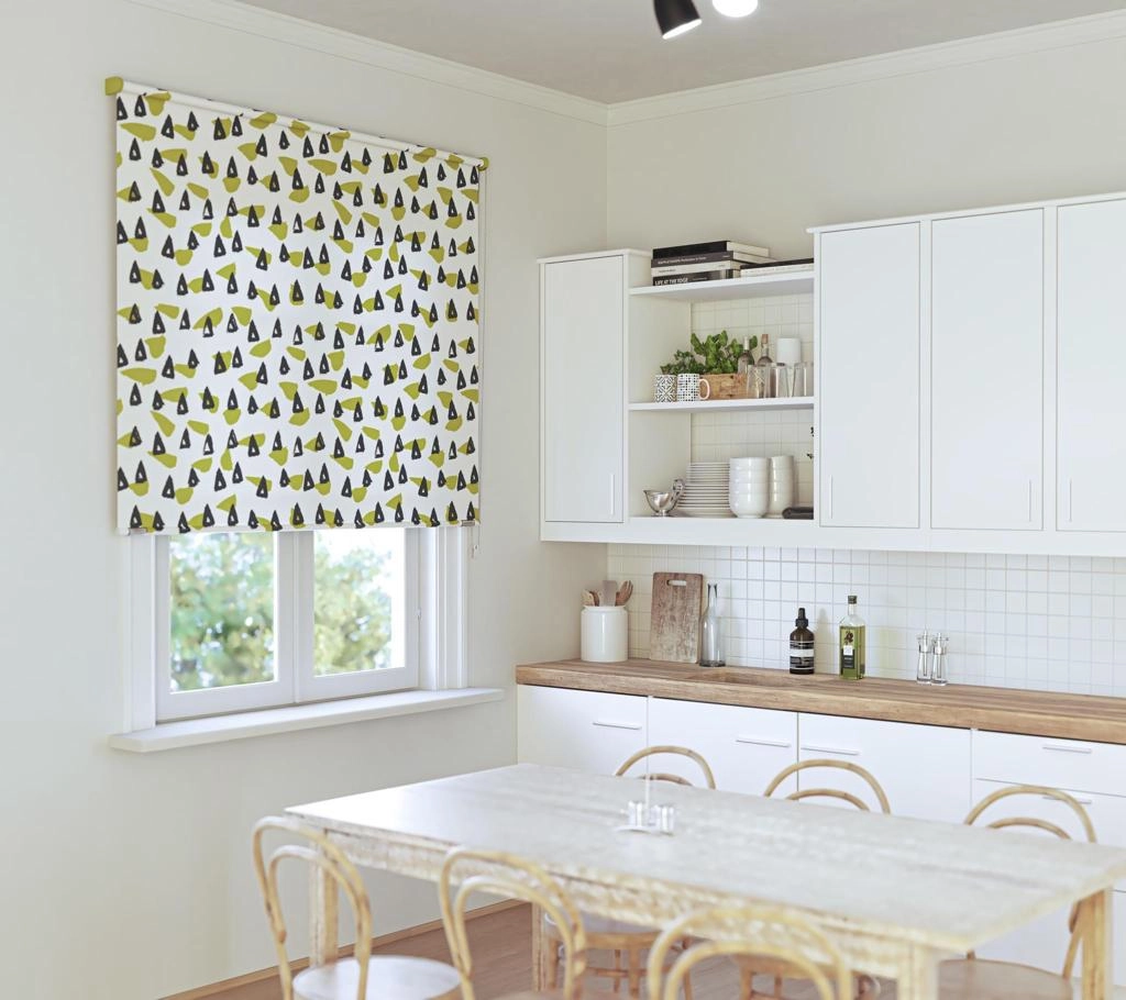 Cuisine lumineuse avec store enrouleur motifs géométriques vert et noir, table bois