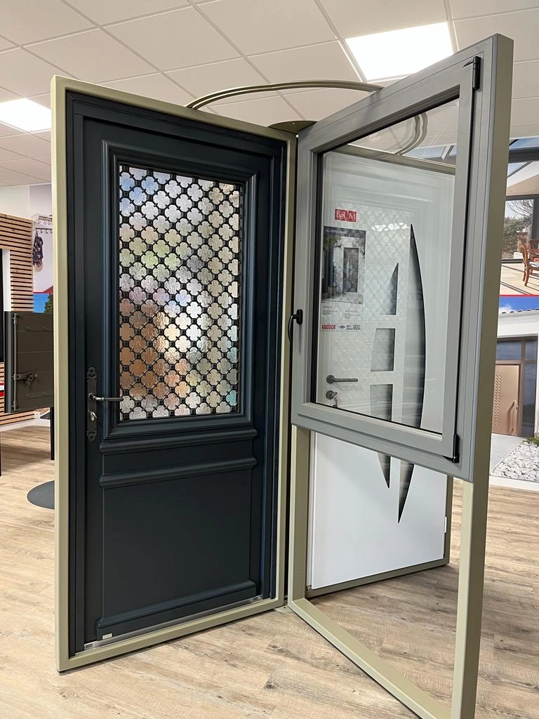 Showroom porte grise grille trèfles, fenêtre pivotante Bel'M et porte blanche vitrée