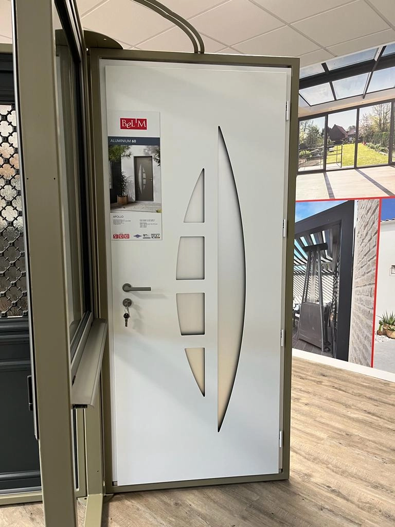 Porte blanche Bel'M Apollo aluminium 80 vitrage incurvé en showroom, poignée argentée