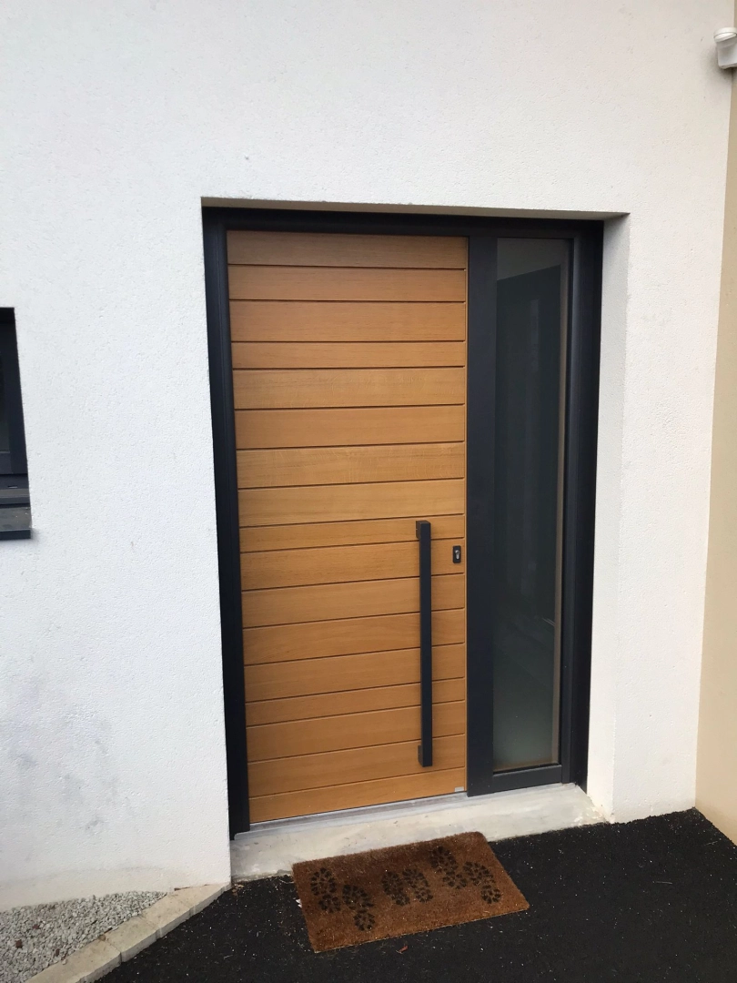 Porte lames bois horizontales, poignée noire, cadre sombre et fixe vitré latéral