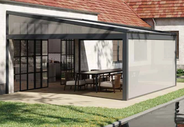 Pergola anthracite toit translucide et baies coulissantes, table noire près piscine