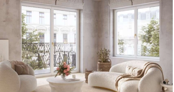 Salon porte-fenêtre blanche balcon fer forgé, fauteuils bouclette et immeubles parisiens