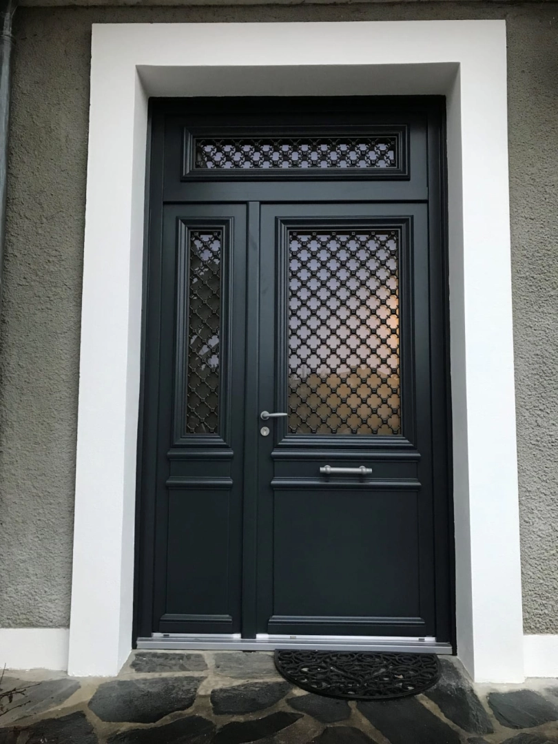 Porte anthracite grilles trèfles, imposte et fixe latéral dans encadrement blanc