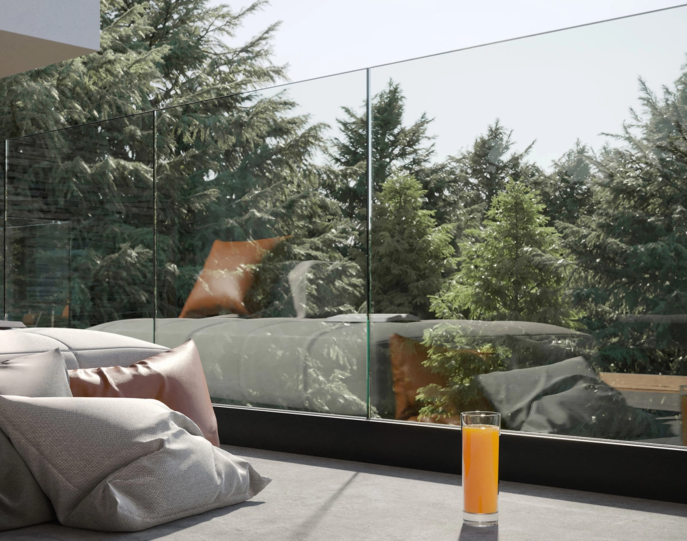 Garde-corps verre sur terrasse, coussins gris et forêt de conifères ensoleillée