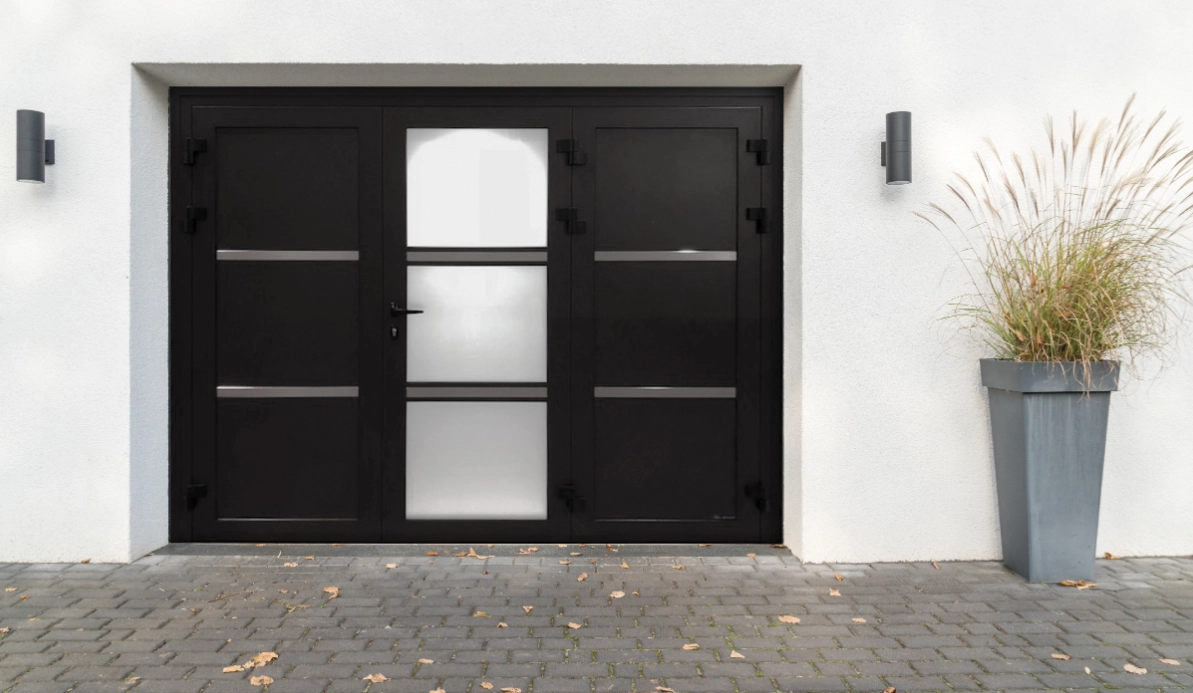 Porte garage anthracite trois vantaux vitrages dépolis, appliques et jardinière graminées