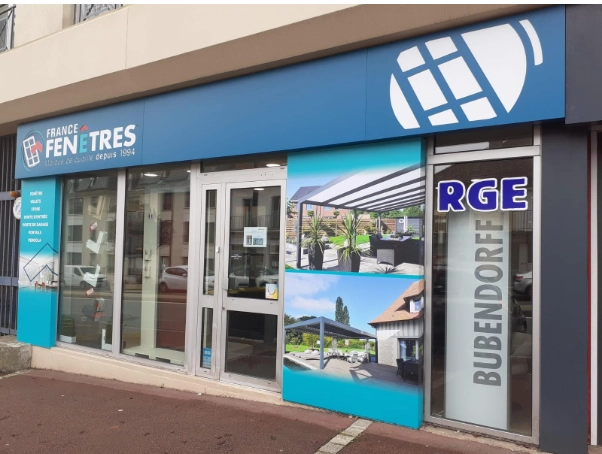 Magasin France Fenêtres enseigne bleue, photos pergolas vitrine, logos RGE et Bubendorff