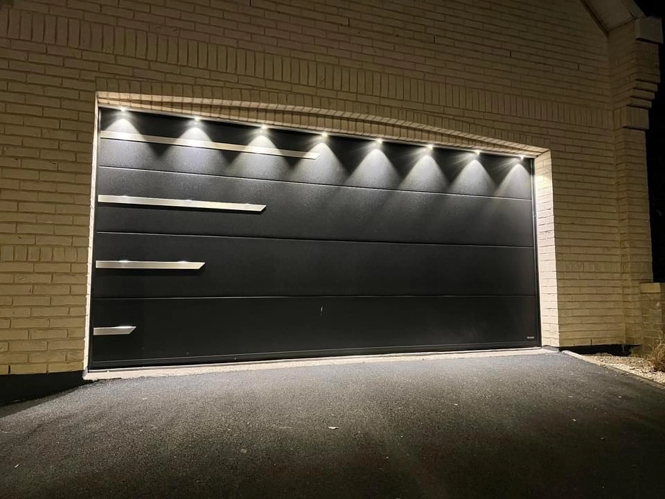 Porte garage sectionnelle anthracite inserts alu brossé, sept spots LED de nuit