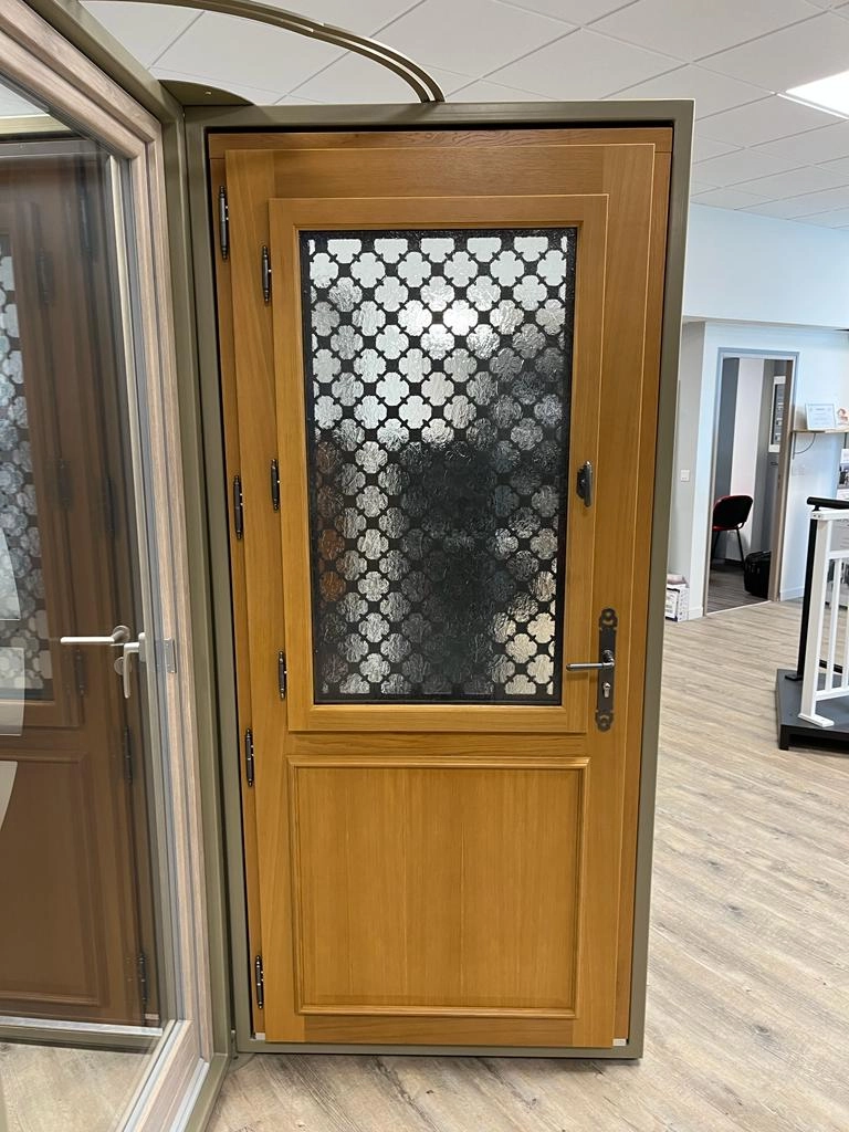 Porte bois clair vitrée grille trèfles et poignée fer forgé noir