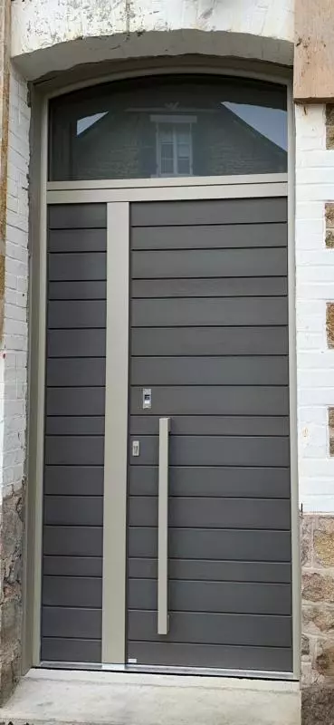 Porte anthracite à lames horizontales, imposte arquée et lecteur d'accès sous arche pierre