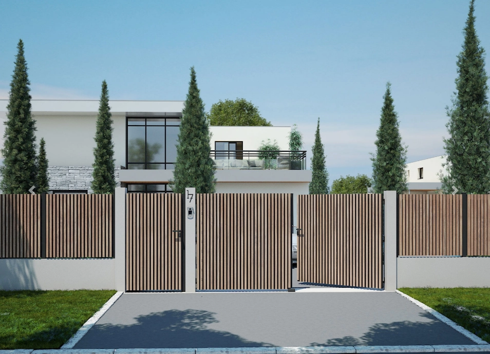 Portail et clôture lames bois verticales devant maison blanche, cyprès et numéro 47