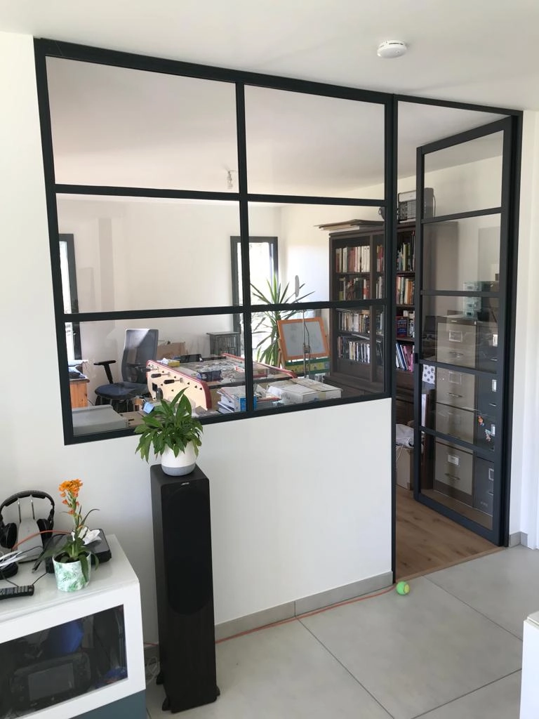 Verrière noire six carreaux et porte vitrée ouvrant sur bureau bibliothèque