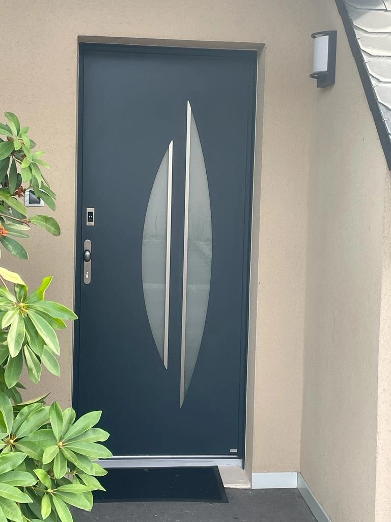Porte anthracite deux vitrages dépolis en demi-lune, boîtier digital et applique murale