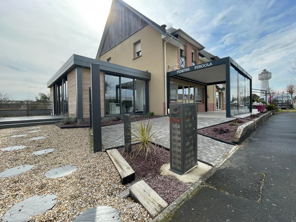 Showroom extension vitrée, enseigne FENETRE PERGOLA, pergola anthracite et jardin graviers