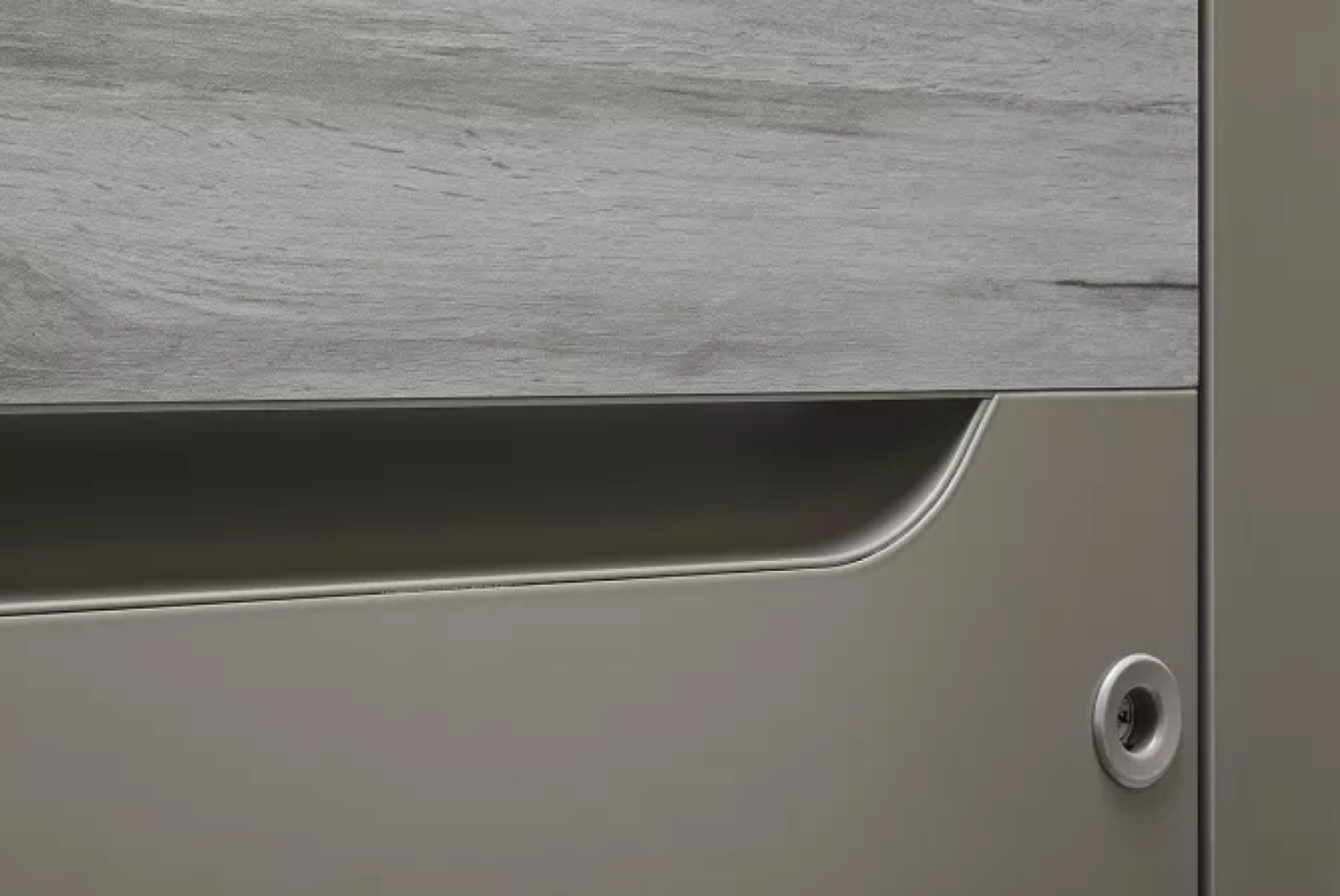 Gros plan poignée intégrée grise et insert bois clair avec serrure ronde sur porte