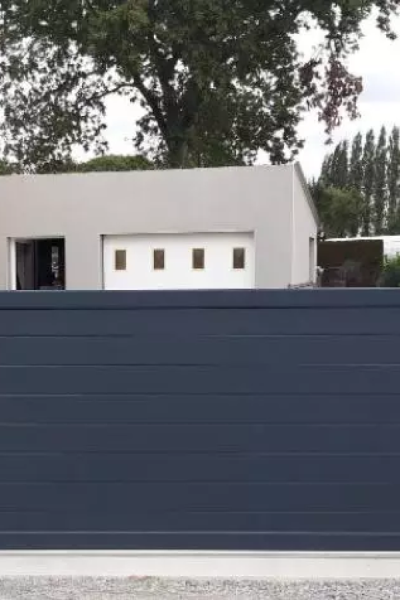 Portail coulissant anthracite à lames horizontales devant garage blanc à vitrages et maison
