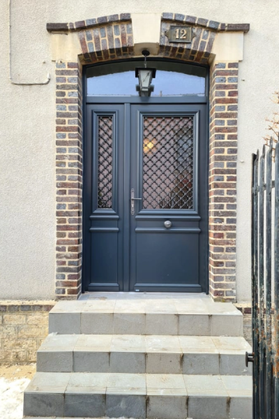 Porte anthracite ferronnerie noir, tierce vitrée, arc briques rouges et imposte arrondie n°12