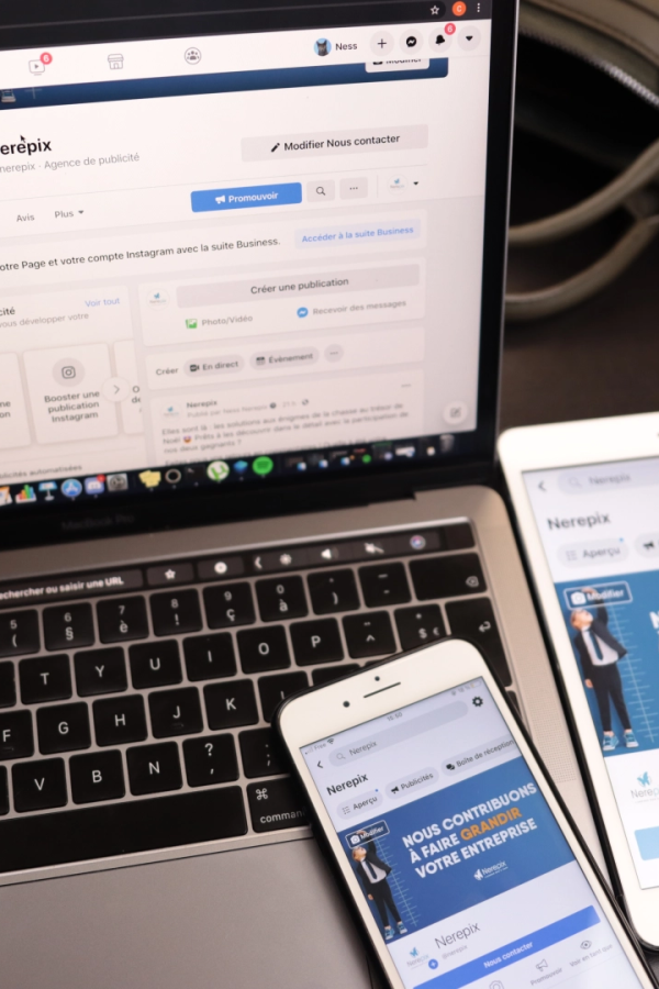 MacBook, iPhone et tablette affichant page Facebook Nerepix agence de publicité