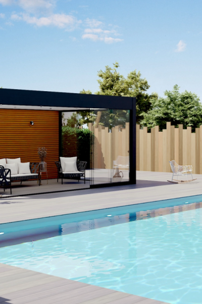 Pool house noir verre sur terrasse bois gris, piscine turquoise et salon extérieur
