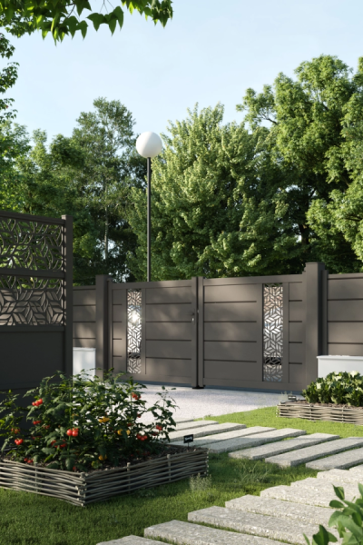 Portail aluminium brun foncé lames horizontales motif feuillage, allée dalles et potager