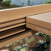 Gros plan poutre pergola beige marquée Brustor, rails coulissants et jardin avec agaves