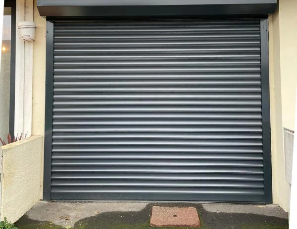 Volet roulant garage anthracite, coffre et coulisses, lames horizontales, mur beige