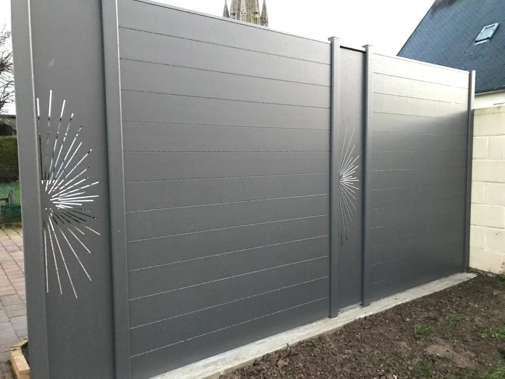 Cloture anthracite lames horizontales et panneaux soleil découpés sur muret beton