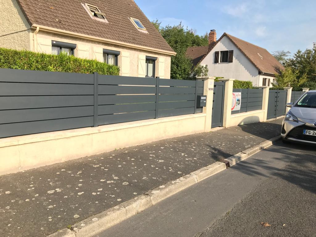 Cloture anthracite lames horizontales semi-ajourées sur muret avec portillon assorti