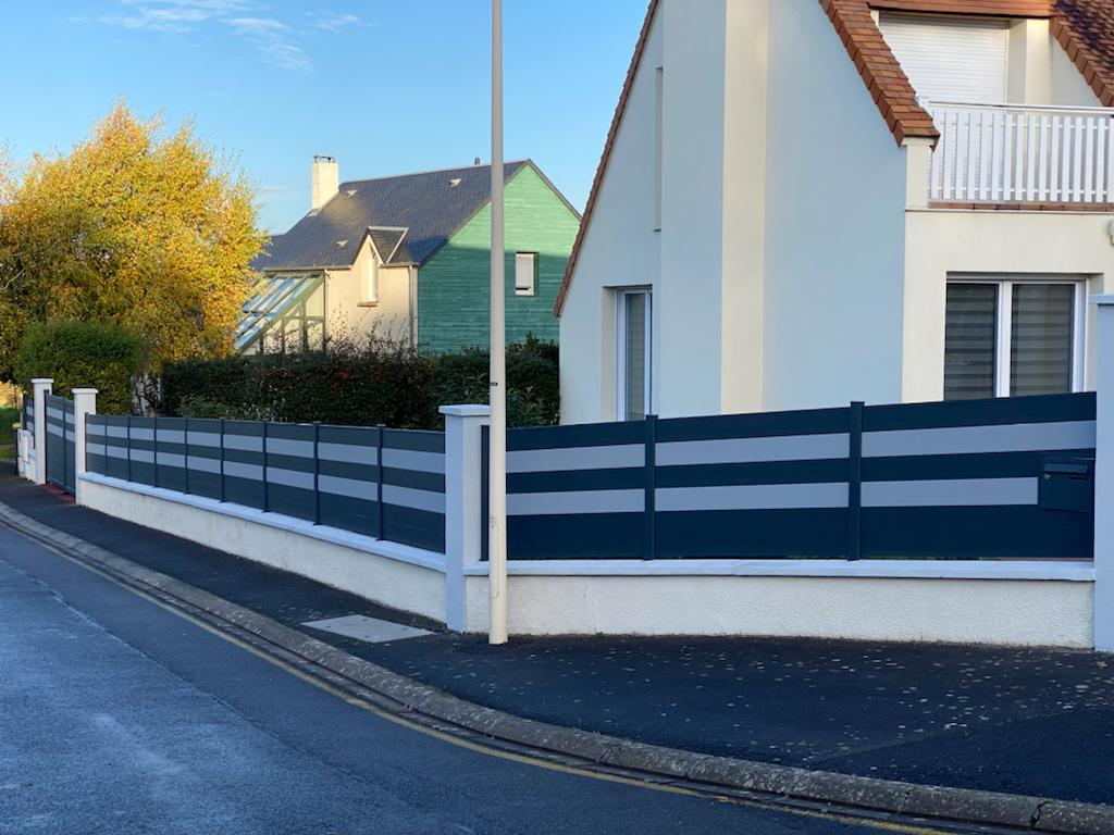 Cloture pleine anthracite lames horizontales bandes grises sur muret blanc avec boite aux lettres