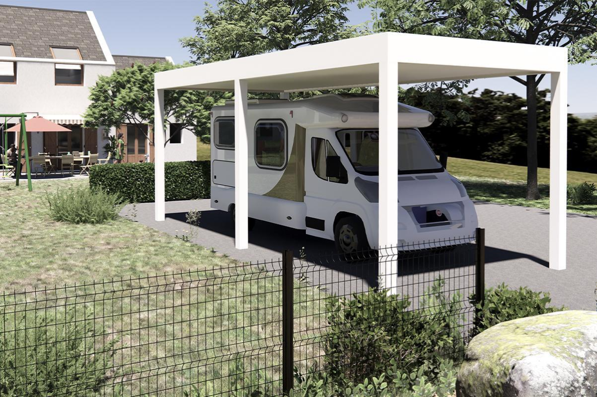 Carport blanc abritant un camping-car sur gravier devant une maison avec jardin