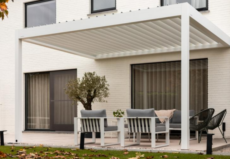 Pergola bioclimatique blanche a lames sur terrasse avec salon de jardin gris